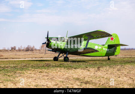 Samara, Russland - 13. April 2019: Die Antonov An-2 eine sowjetische Masse - einmotorigen Doppeldecker zu einem Feld Flugplatz im Sommer produziert Stockfoto