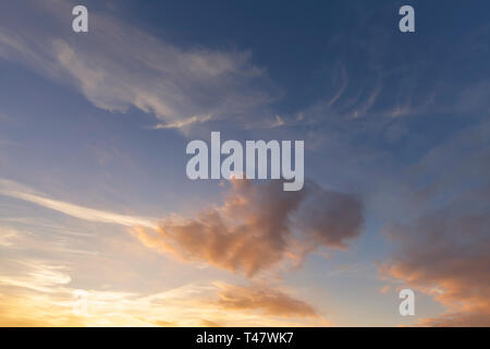 Wunderschöne Sonnenuntergang Wolken und orangen Farben. Cloudscape und Abend Himmel Hintergrund Stockfoto