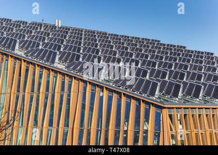 Sonnenkollektoren auf dem Dach der Akademie Europa Gebäude in Groningen, Niederlande Stockfoto