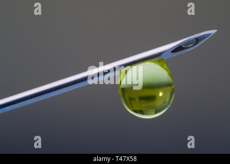 Hypodermischen Nadel mit einem Tropfen Droge auf seiner Spitze Stockfoto