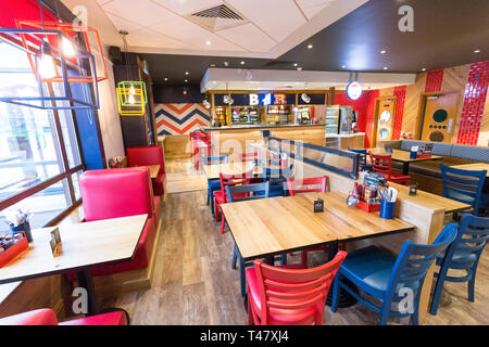 37727 Text 100 16/11/17 Pizza Hut Restaurant makeover, Robin Park, Wigan. Bild von Chris Bull/UNP Stockfoto