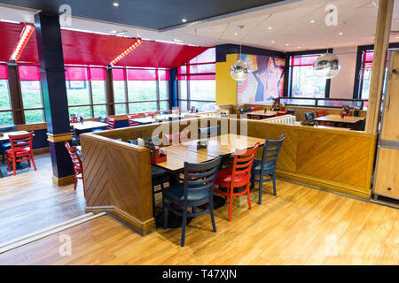 37727 Text 100 16/11/17 Pizza Hut Restaurant makeover, Robin Park, Wigan. Bild von Chris Bull/UNP Stockfoto