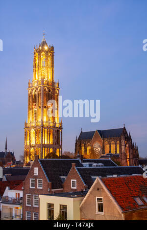 Die Strosteeg (Stroh Alley) und die beleuchteten Dom Turm der St. Martins Dom bei Sonnenuntergang, Utrecht, Niederlande. Stockfoto