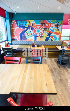 37727 Text 100 16/11/17 Pizza Hut Restaurant makeover, Robin Park, Wigan. Bild von Chris Bull/UNP Stockfoto