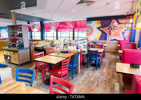 37727 Text 100 16/11/17 Pizza Hut Restaurant makeover, Robin Park, Wigan. Bild von Chris Bull/UNP Stockfoto