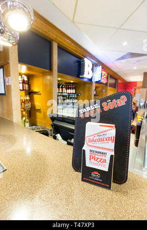 37727 Text 100 16/11/17 Pizza Hut Restaurant makeover, Robin Park, Wigan. Bild von Chris Bull/UNP Stockfoto