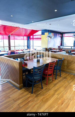37727 Text 100 16/11/17 Pizza Hut Restaurant makeover, Robin Park, Wigan. Bild von Chris Bull/UNP Stockfoto