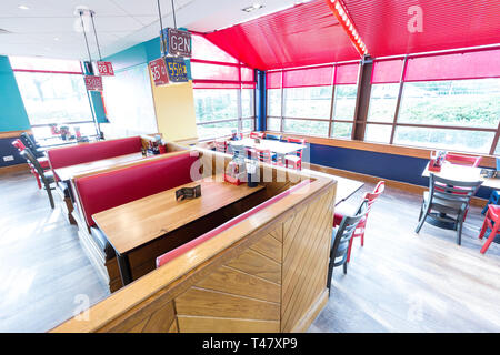37727 Text 100 16/11/17 Pizza Hut Restaurant makeover, Robin Park, Wigan. Bild von Chris Bull/UNP Stockfoto