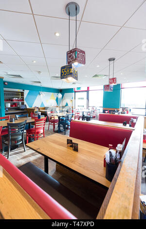 37727 Text 100 16/11/17 Pizza Hut Restaurant makeover, Robin Park, Wigan. Bild von Chris Bull/UNP Stockfoto