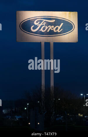 Eine allgemeine Ansicht eines Ford Schild am Ford Motorenwerk in Bridgend, Wales, UK. Stockfoto