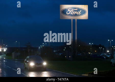 Eine allgemeine Ansicht eines Ford Schild am Ford Motorenwerk in Bridgend, Wales, UK. Stockfoto