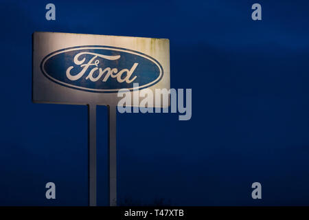 Eine allgemeine Ansicht eines Ford Schild am Ford Motorenwerk in Bridgend, Wales, UK. Stockfoto