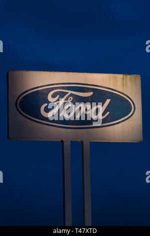 Eine allgemeine Ansicht eines Ford Schild am Ford Motorenwerk in Bridgend, Wales, UK. Stockfoto