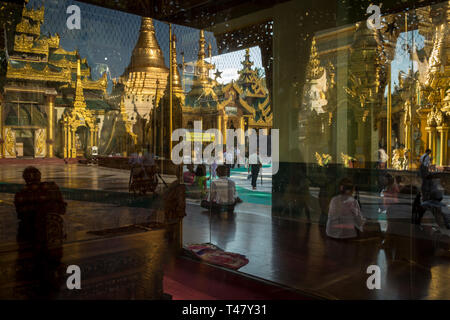 Yangon, Myanmar - 19. September 2016: Reflexionen im Inneren Shwedagon Pagode Komplexe Stockfoto