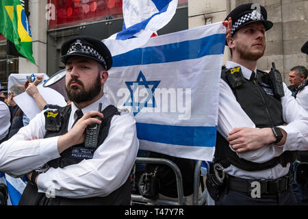 Israelische Gruppe hinter Hindernis außerhalb der Israelischen Botschaft bei einer Rallye durch Palästinenser in London geschützt. Existieren, widerstehen, zurück. Ein globaler Aufruf zur Solidarität auf der 1. Jahrestag des Beginns der große Rückkehr März. Stockfoto