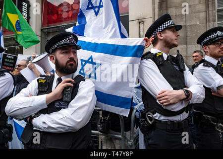 Israelische Gruppe hinter Hindernis außerhalb der Israelischen Botschaft bei einer Rallye durch Palästinenser in London geschützt. Existieren, widerstehen, zurück. Ein globaler Aufruf zur Solidarität auf der 1. Jahrestag des Beginns der große Rückkehr März. Stockfoto