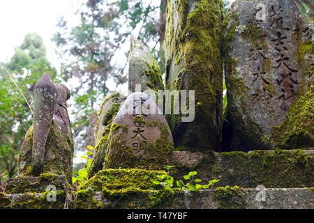 Japanischer Text 'kanji' in Steinen in Kyoto, Japan geschnitzt Stockfoto