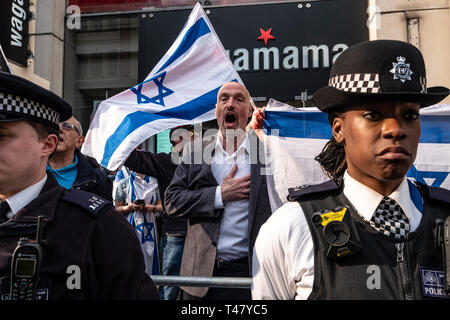 Israelische Gruppe hinter Hindernis außerhalb der Israelischen Botschaft bei einer Rallye durch Palästinenser in London geschützt. Existieren, widerstehen, zurück. Ein globaler Aufruf zur Solidarität auf der 1. Jahrestag des Beginns der große Rückkehr März. Stockfoto