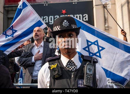 Israelische Gruppe hinter Hindernis außerhalb der Israelischen Botschaft bei einer Rallye durch Palästinenser in London geschützt. Existieren, widerstehen, zurück. Ein globaler Aufruf zur Solidarität auf der 1. Jahrestag des Beginns der große Rückkehr März. Stockfoto