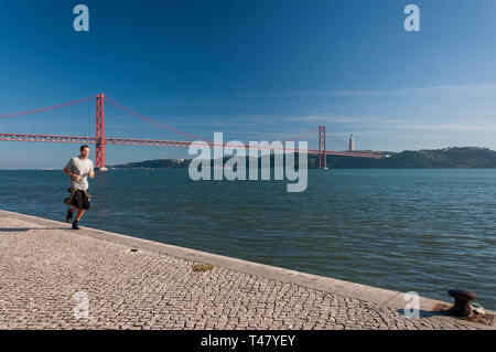 Lissabon, Portugal - Januar 21, 2012: Junger Mann runnin in Belem, durch die der Fluss Tejo, in der Stadt Lissabon, Portugal Stockfoto