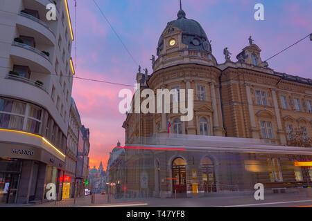 Ljubljana, Slowenien - Februar 8, 2019: Aufbau einer Post im Zentrum von Ljubljana und ein Hotel auf der anderen Straßenseite. Stockfoto