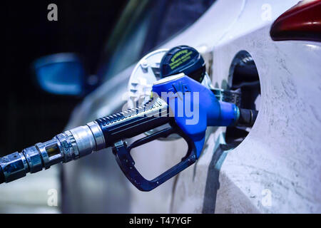 Füllkupplung eingefügt in den Tank der weißen Auto an der Tankstelle TNK auf der Spur - Borisoglebsk Saratow, Dezember 2017. Stockfoto