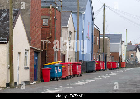 Die Müllcontainer aufgereiht an der Rückseite der kommerziellen ist eine Stadt Straße. Stockfoto