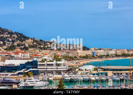 Stadt Cannes in Frankreich, Skyline Blick auf Le Vieux Port und Palais des Festivals auf Französische Riviera Stockfoto