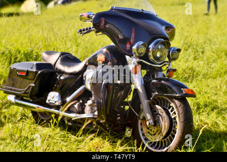 Die Vorderseite der schwarzen Motorrad Harley Davidson, Seitenansicht auf dem Festival Treffen der Sommer Russland, Kursk Region, Kamanten, Mai 2018 Stockfoto