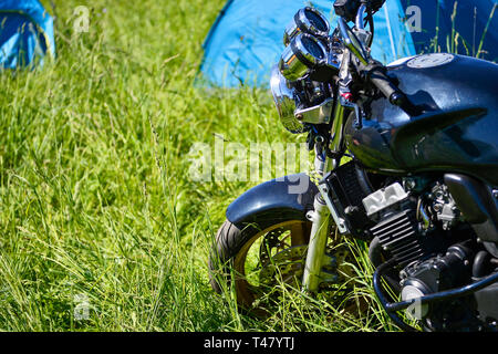 Motorrad schwarz auf dem grünen Rasen auf dem Festival Treffen der Sommer Russland, Kursk Region, Kamanten, Mai 2018. Stockfoto