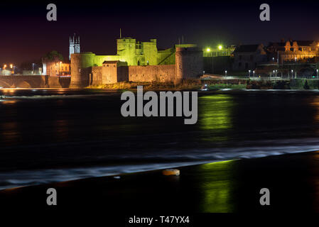 Eine Nacht geschossen von King John's Castle, Limerick aus den Völkern Park. Stockfoto