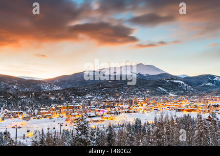 Breckenridge, Colorado, USA Stadt Skyline im Winter im Morgengrauen. Stockfoto