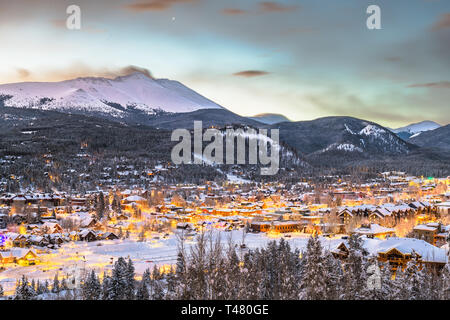 Breckenridge, Colorado, USA Stadt Skyline im Winter im Morgengrauen. Stockfoto