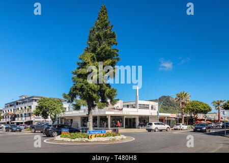 16. Dezember 2018: Mount Maunganui, Neuseeland - Kreuzung und dem Kreisverkehr in Mount Maunganui center. Stockfoto