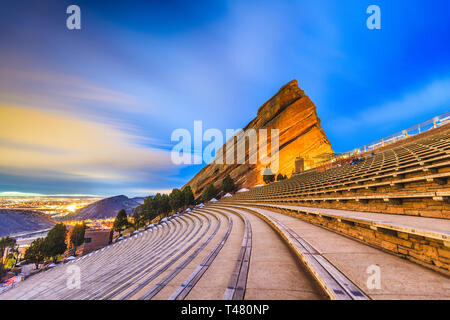 MORRISON, Colorado, USA - 12. MÄRZ 2019: Früh morgens am Roten Felsen Red Rocks Amphitheater. Stockfoto