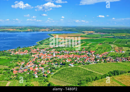 Tolle Aussicht auf Dorf Pavlov von wunderschönen grünen Weinbergen und Nove Mlyny Stauseen in Südmähren, Tschechien. Stockfoto