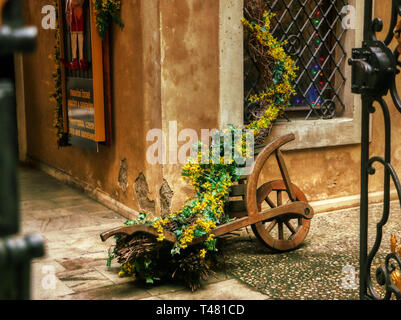 Holz- mittelalterliche Blume Warenkorb Stockfoto