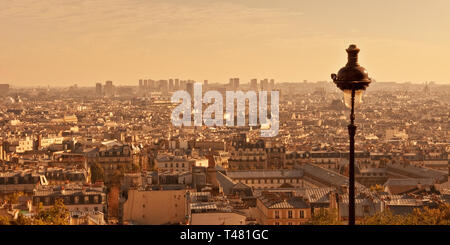 Luftaufnahme von Paris vom Montmartre Hill bei Sonnenuntergang, Frankreich Stockfoto