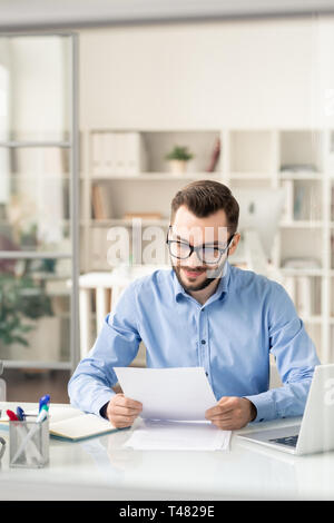 Buchhalter im Büro Stockfoto