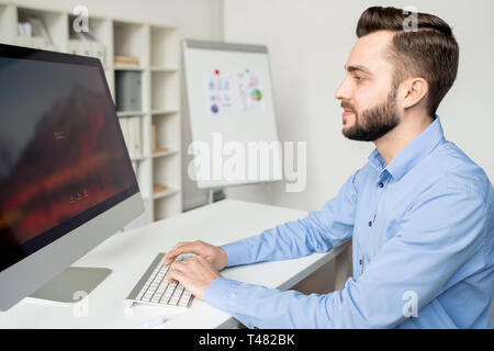 Analytiker in die Vorderseite des Computers Stockfoto