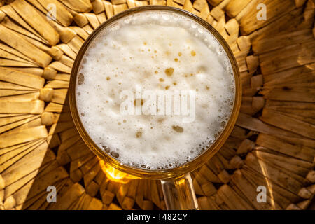 Bier in einem Glas mit Schaumschaum und Bläschen. Bierschaum. Blick von oben: Bier, Glas, Alkohol, Getränk, Schaum, Schaum, Blasen Stockfoto