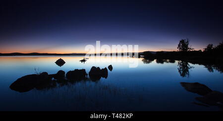 Blaue Stunde in der Villardeciervos Behälter (Zamora, Spanien). Stockfoto