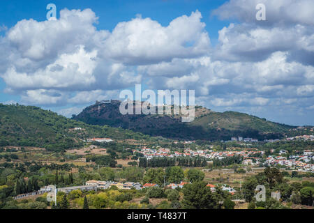 Luftaufnahme der Stadt Setubal in Portugal, Hügel mit Castelo de Palmela auf Hintergrund Stockfoto