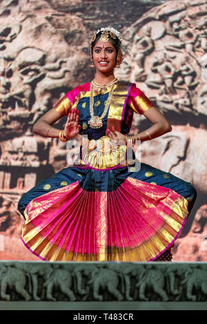 Vertikale Ansicht von schönen Bharatanatyam solo Tänzer während Pongal Feste in Indien durchführen. Stockfoto