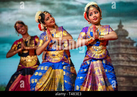 Horizontale Ansicht von schönen Bharatanatyam Tänzer während Pongal Feste in Indien durchführen. Stockfoto