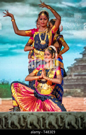 Vertikale Ansicht von schönen Bharatanatyam Tänzer während Pongal Feste in Indien durchführen. Stockfoto