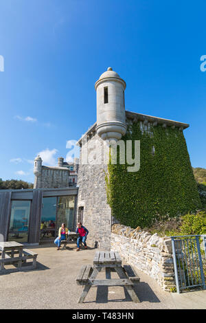 Genießen Sie den Sonnenschein an Durlston Schloss in Durlston Country Park, Swanage, Dorset, Großbritannien im April Stockfoto