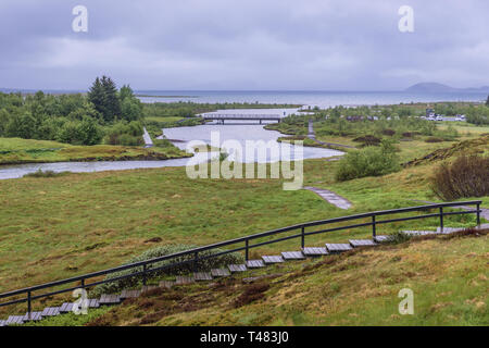 Oxara Fluss im Thingvellir Nationalpark im Südwesten Island, mit Blick auf den See Thingvallavatn auf Hintergrund Stockfoto