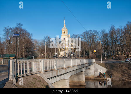SAINT-Petersburg, Russland, APRIL 14, 2019: Kirche von dem Propheten Elia. Wurde 1782-85 erbaut. Im Vordergrund Bolschoj Ilyinsky Brücke über den Okhta Stockfoto