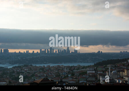 Istanbul-Stadt unter Wolken im Laufe des Abends Stockfoto